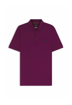 Polo viola con colletto, tre bottoni neri e un discreto logo verde "BOSS" sul petto. Tessuto liscio con una sottile texture.