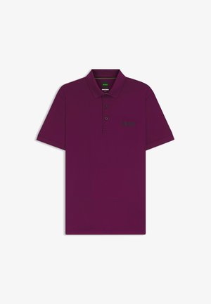 Lilla polo shirt med krave, tre sorte knapper og et diskret grønt "BOSS" logo på brystet. Glat materiale med subtil struktur.