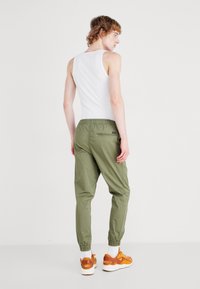 Jack & Jones JJIGORDON JJLANE VEGA - Trousers - deep lichen green