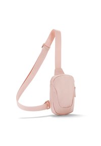 Borsa a tracolla di stoffa rosa con tracolla regolabile, forma arrotondata, tasca frontale con zip e logo del marchio in rilievo sul lato.