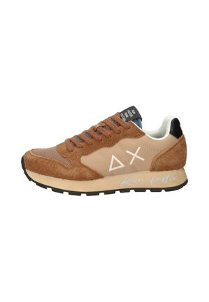 Scarpa da corsa marrone e beige con dettagli in pelle scamosciata, suola nera, fodera interna bianca e testo "Run faster" sul lato.