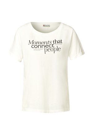 T-shirt bianca a maniche corte con testo nero "Momenti che uniscono le persone" e frasi stampate più piccole, scollo rotondo, etichetta Street One.