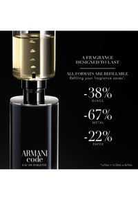 Flacon de parfum Armani Code avec un bouchon en verre rechargeable ; le rechargement permet de réduire de 38 % le verre, de 67 % le métal et de 22 % le papier pour une meilleure durabilité.