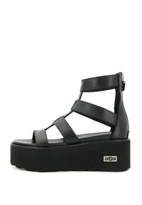 Sandali neri con piattaforma, caratterizzati da più cinturini, design aperto sulla punta e suola texture. Presentano una chiusura con zip sul retro e un logo del marchio.