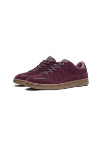 Tenisi din suede bordou cu un profil scăzut, având un finisaj texturat, design cu șireturi și o talpă din cauciuc bej cu cusături detaliate.