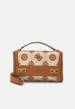 Pequeño bolso rectangular de Guess con tejido beige entrelazado y detalles de cuero marrón, con broches color dorado y asa superior.