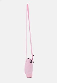 Nike Sportswear CLUB HYDRATION CARRIER UNISEX - Soma ar siksnu pāri ķermenim - med soft pink/black/white