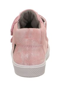 Rosa Wildlederschuhe mit strukturierter Oberfläche, ausgestattet mit einem gepolsterten Schaft, Klettverschlussriemen und einer weißen Gummisohle mit gerippter Musterung.