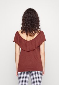 ONLY Petite ONLLIA FRILL - T-shirt estampada - spiced apple