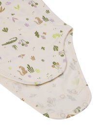 Bodysuit dla niemowląt w stylu wrap, wykonany z kremowej tkaniny z wielokolorowymi nadrukami o tematyce przyrodniczej. Posiada zapięcia na zatrzaski na dole, co ułatwia zakładanie.