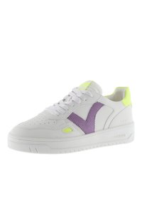 Witte sneaker met paarse en neon groene accenten. Gladde leren bovenkant, geperforeerde teen, platte veters en een rubberen zool met een gestructureerde grip.