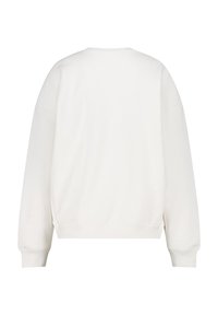 Felpa bianca con collo rotondo, maniche lunghe e polsini a coste. Il tessuto appare morbido con una superficie liscia e una vestibilità comoda.