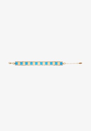 Bracelet ton or avec motif rayé bleu et beige à texture perlée. Fermeture à mousqueton et détail de chaîne réglable.
