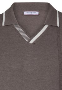 Polo de punto marrón con escote en V, que presenta acentos de rayas blancas en el cuello y un panel texturizado en el lateral. Etiqueta de la marca visible.