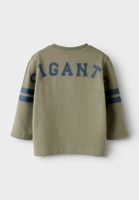 Olijfgroene lange mouwen shirt met "GIGANT" in marineblauwe letters en twee marineblauwe strepen op elke mouw. Zachte katoenstof, ontwerp met ronde hals.