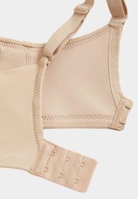 Reggiseno beige realizzato in tessuto morbido, con spalline regolabili e chiusura a gancio e occhiello con tre livelli di regolazione. Design semplice senza motivi.