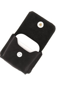 Custodia in pelle nera con una morbida fodera nera, che contiene una custodia bianca per auricolari wireless. Presenta una chiusura a scatto in argento e bordi arrotondati.