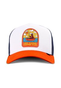 Cappellino da camionista con parte frontale bianca, visiera arancione e lati in rete blu. Presenta un design ricamato di un bradipo in una barca con un sole.