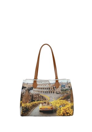 Borsa con manici marroni che raffigura una strada che conduce al Colosseo, fiori gialli e un'auto decappottabile gialla con due passeggeri.