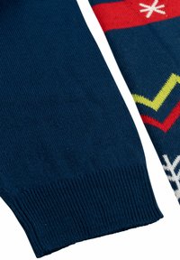 Maglione lavorato a maglia blu navy con motivo, caratterizzato da un orlo e polsini a coste, con design geometrici in rosso, giallo e bianco.
