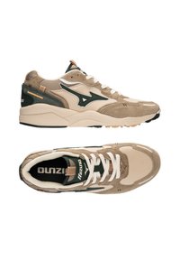 Scarpe da ginnastica beige e verdi con tomaia in suede e rete, design con lacci, dettaglio del logo e suola imbottita con grip testurizzato.