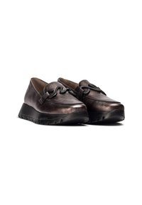 Zapatos de cuero bronce con una textura suave, forma redondeada y suelas de goma negras. Presentan cordones decorativos negros y un diseño elegante.