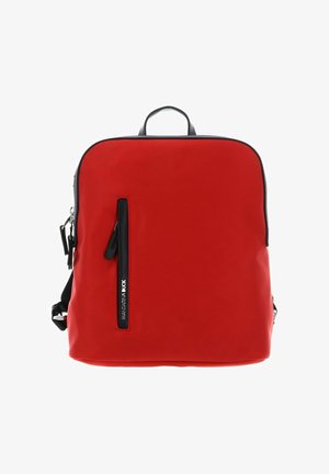 Sac à dos rouge en matériau lisse de forme rectangulaire, avec une poche à fermeture éclair noire et des bretelles réglables. Design minimaliste.