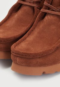 Clarks Originals WALLABEE BOOT GORE-TEX - Volnočasové šněrovací boty - mocha bisque