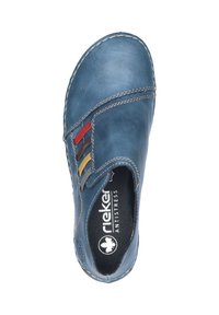 Mocassin en cuir bleu à bout rond, avec des coutures contrastantes et des accents de couleur rouge, jaune et marron sur le côté.