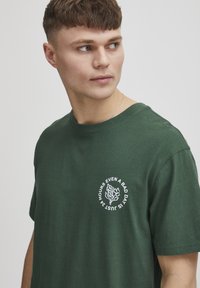 Solid SDGekko - T-shirts print - pineneedle