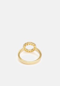 Guldring med ett slätt band och en texturerad, öppet arbete kronor design på toppen, som visar växelvis rundade och platta detaljer.