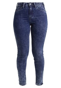 Stretchjeans i mörkblå denim, hög midja, slät textur, lätt blekning vid låren, och klassisk femfickdesign.