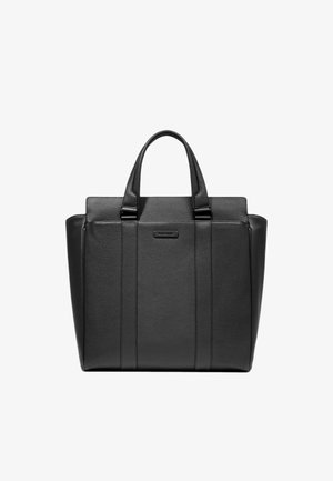 Zwarte leren shopper met een gestructureerd ontwerp, voorzien van twee bovenhandvatten en subtiele verticale stiksels. Gladde textuur, minimale hardware.