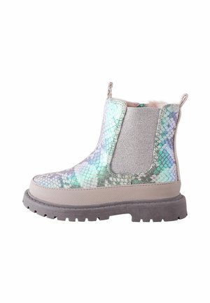 Schnürboots mit Schlangenhautmuster in schillernden Farben, aus synthetischem Material, mit rosa Kunstfellfutter und einer grauen Gummisohle mit Profil.