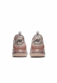 Tenisky Nike Air Max, s ľahkým ružovým a bielym sieťovaným zvrškom, priehľadným plastovým tlmením vzduchu a čiernymi logovými akcentmi na päte.