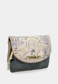Borsa multicolore con un flap a fantasia crema e oro, decorata con borchie e un fondo grigio testurizzato. Presenta una chiusura in hardware dorato.