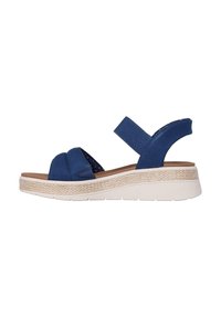 Sandalias de tela azul con correas cruzadas y correa trasera elástica; suela de cuña de 4 cm con textura de rafia; plantilla acolchada.