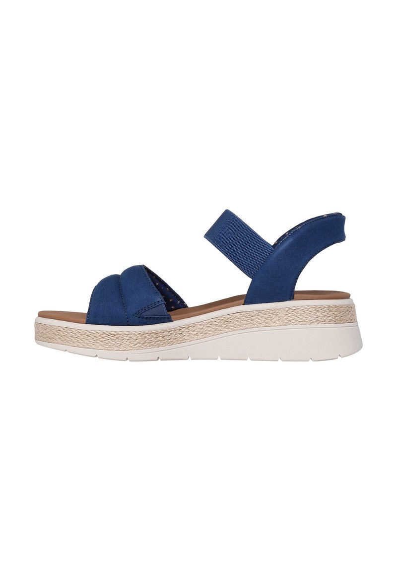 Sandalias de tela azul con correas cruzadas y correa trasera elástica; suela de cuña de 4 cm con textura de rafia; plantilla acolchada.