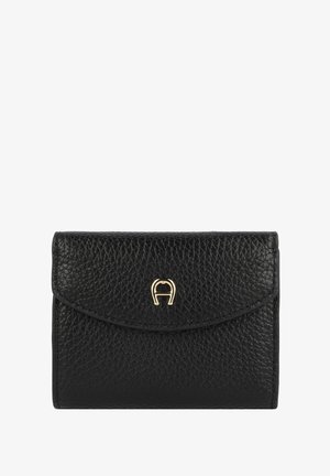 Zwarte leren kaarthouder met een gestructureerd oppervlak, voorzien van een gebogen klep en een gouden metalen accent in het midden. Compact en rechthoekig ontwerp.
