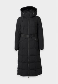 Long manteau d'hiver noir matelassé avec capuche, fermeture éclair frontale, ceinture ajustable, poches à rabat avec boutons pression et design matelassé.