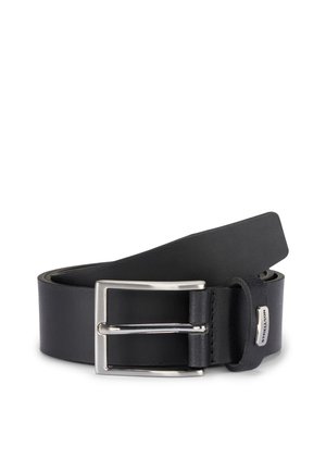 Zwarte leren riem opgerold met een zilverkleurige rechthoekige gesp en een klein metalen label aan de riemlus.