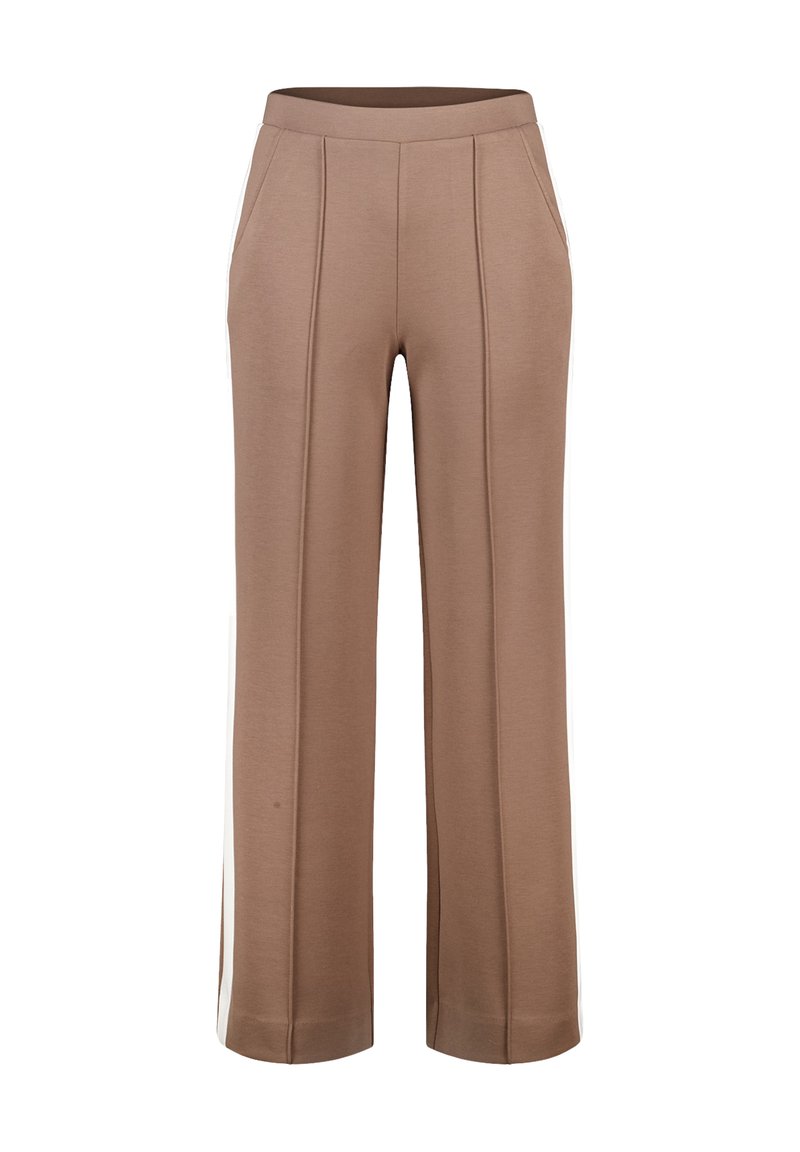 Bruine rechte broek met voornaad en zijzakken, met witte strepen langs de buitenbenen.