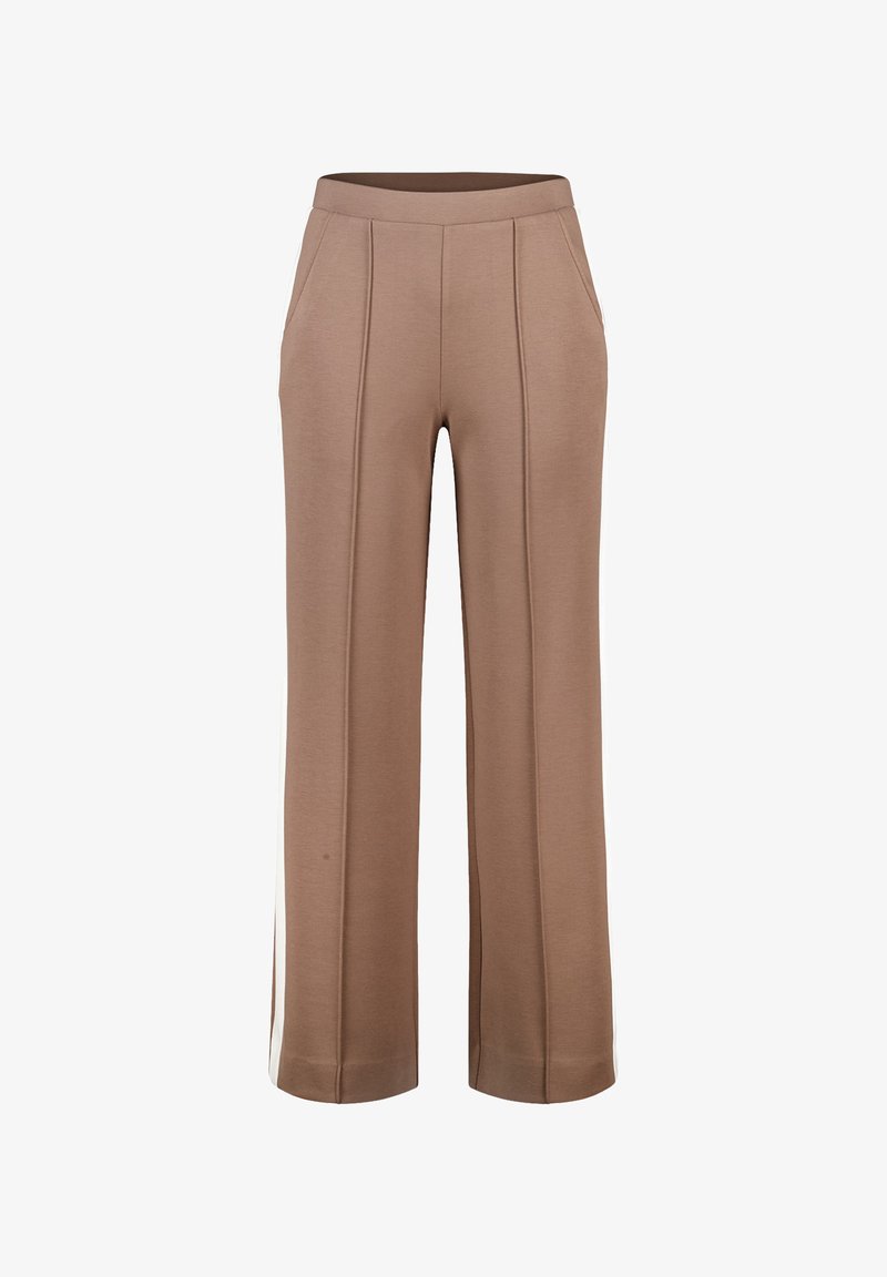 Bruine rechte broek met voornaad en zijzakken, met witte strepen langs de buitenbenen.