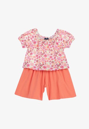 Ensemble fille deux pièces avec un haut à manches courtes à fleurs roses et oranges et un short large corail uni.