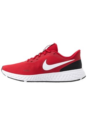 Roter Nike Laufschuh mit weißem Swoosh-Logo, schwarzem Fersendetail, weißer strukturierter Sohle und roten Schnürsenkeln auf weißem Hintergrund.