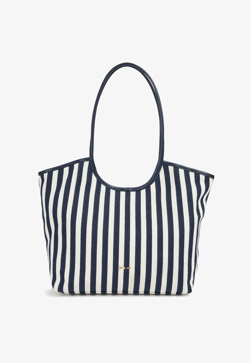 Sac fourre-tout rayé bleu marine et crème, doté d'une texture douce et tissée, d'un sommet arrondi et d'une anse unique en boucle. Petit détail logo doré présent.