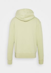 Sudadera verde clara con capucha, mangas largas y puños acanalados. La tela parece suave y está diseñada para un uso casual.