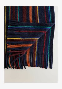 Bufanda de lana azul marino con rayas multicolores en rojo, verde, naranja y amarillo, con bordes flecado y un acabado suave y texturizado.