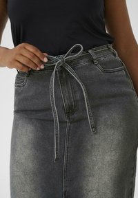 Kaffe Curve Denimová sukňa - medium grey denim