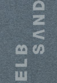 Blauwe textiel met een gestructureerd oppervlak, met grote, witte blokletters die verticaal "ELB SAND" spellen.